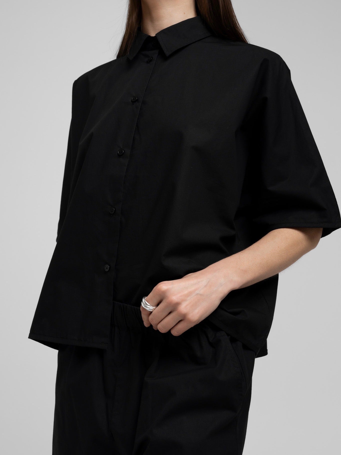 OCEAN POPLIN SS SHIRT BLACK