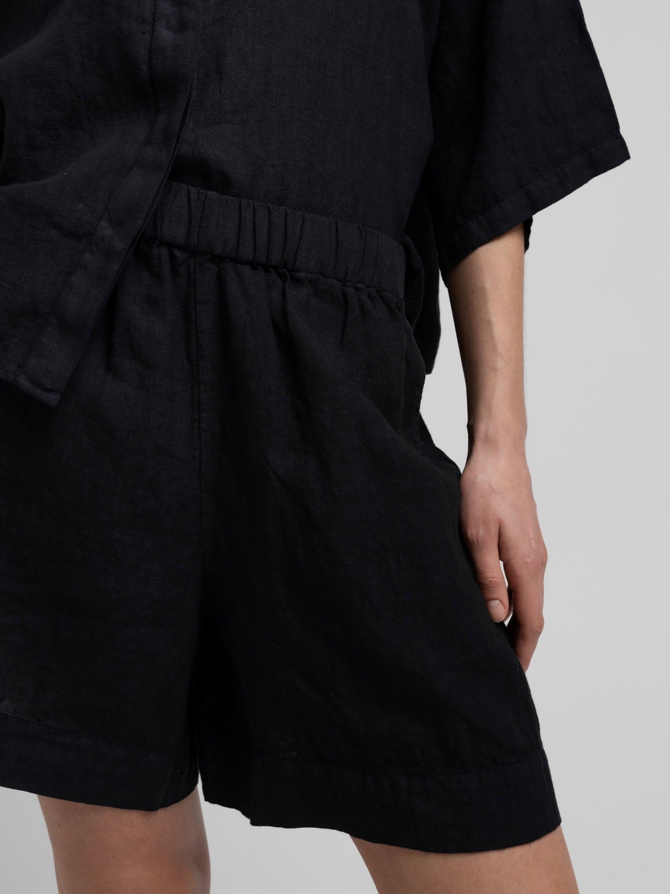 VEGA LINEN SHORTS BLACK